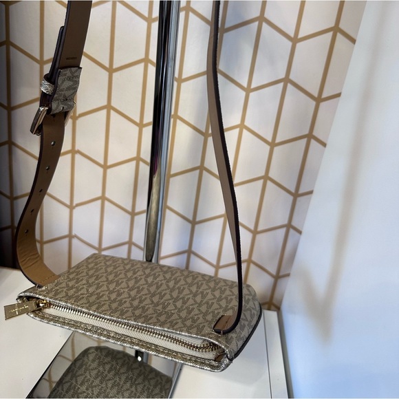 NWOT Gold Michael Kors Belt Small bag. - Picture 4 of 9